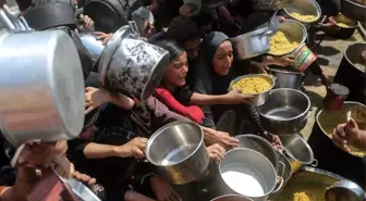 Gazze'de İsrail Saldırıları Nedeniyle Filistinliler Uzun Kuyruklar Oluşturuyor