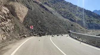 Yusufeli'nde Heyelan: Kara Yolu Ulaşıma Kapandı
