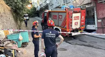 Beyoğlu'nda Devrilen Ağaç İki Elektrik Direğini Yıktı