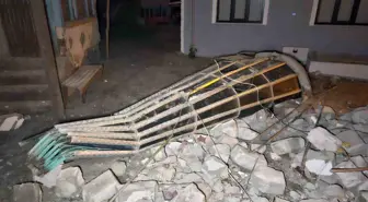 Balıkesir Sındırgı'da 6,1 Büyüklüğünde Deprem: Birçok Bina Yıkıldı, Vatandaşlar Sokakta