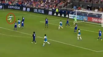 Takımı tek başına sırtlıyor! Galatasaray'ın eski yıldızından inanılmaz gol