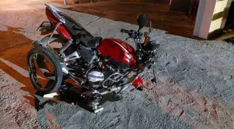 İzmir'de Ters Şeritteki Otomobil Motosikletle Çarpıştı: 1 Yaralı