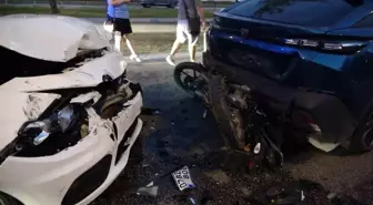 Antalya'da Zincirleme Trafik Kazası: Genç Motosiklet Sürücüsü Yaralandı