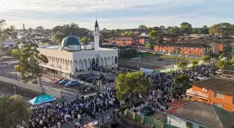 Cuma namazı için hoparlörlerden ezan okuma girişimi ülkeyi karıştırdı
