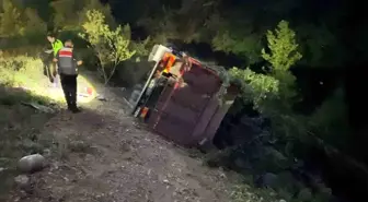 Bursa'da Kamyonun Şarampole Yuvarlanması: 3 Yaralı