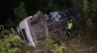 İnegöl'de Lastik Patladı, Kamyon Devrildi: 3 Yaralı
