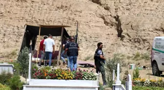 Denizli'de Mezarlıkta Yaşayan Adam Ölü Bulundu