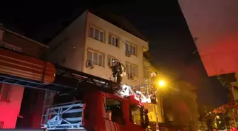 Pendik'te 3 Katlı Binanın Çatısında Yangın Çıktı