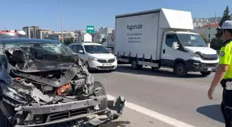 Sultanbeyli'de Tesla Lüks Otomobil Tıra Çarptı: 1 Yaralı