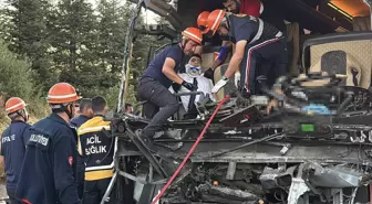 Yolcu otobüsü soğan yüklü kamyona arkadan çarptı: Ölü ve yaralılar var