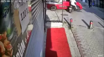 Küçükçekmece'de Motosiklet ve Otomobil Çarpıştı: Yaralılar Var