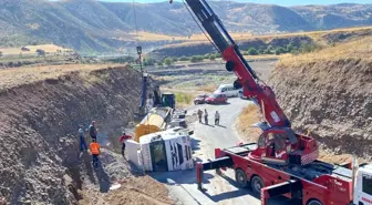 Adıyaman'da Hafriyat Yüklü Kamyon Devrildi: 1 Yaralı