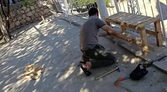Genç İmam, Cami Cemaati İçin Kendi Elleriyle Oturma Bankları Yaptı