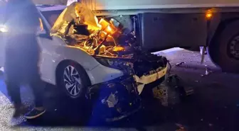 Hatay'da Park Halindeki Tıra Çarpan Otomobilde 3 Kişi Ağır Yaralandı