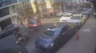 Şişli'de Otomobil Motosiklete Çarptı: Sürücü Yaralı
