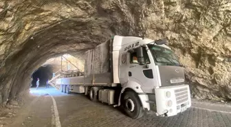 Kemaliye'de Tır Tünelde Sıkıştı, Ulaşım Kapatıldı