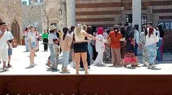 Hüsrev Paşa Camii'nde Uygunsuz Kıyafetle Ziyaret Tepkileri Artıyor