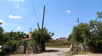 Samsun'da Eğik Elektrik Direği Mahalleliyi Tedirgin Ediyor