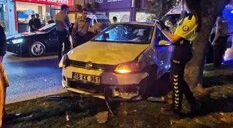 Bursa'da Trafik Kazası: Kontrolden Çıkan Otomobil Kamyonete Çarptı
