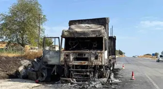 Bursa'da Çamaşır Makinesi Yüklü Tır Alev Alev Yandı