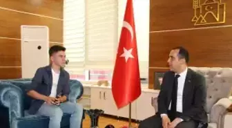 Çankırı'da Bayrağı Düzelten Genç, Validen Teşekkür ve Hediyeler Aldı