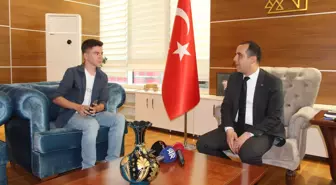 Çankırı'da Bayrağı Düzelten Genç, Validen Teşekkür ve Hediyeler Aldı