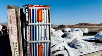 Gaziantep'te Devrilen TIR Ulaşıma Kapatıldı