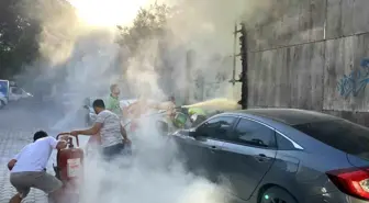 İzmir'de Basmane Çukuru'nda Yangın: İki Otomobil Yandı, Bir Şüpheli Gözaltında