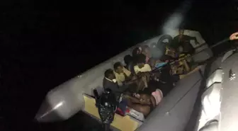 İzmir'de Lastik Botta 20 Düzensiz Göçmen Yakalandı