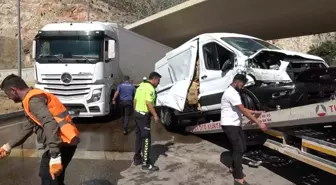 Amasya'da Kamyonet Ila Tır Çarpıştı: Yakıt Sızıntısı Alarmı