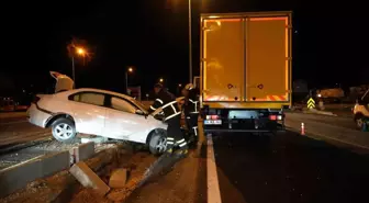 Kırıkkale'de Kargo Kamyonu ile Otomobil Çarpıştı