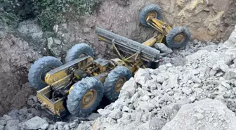 Freni Patlayan İş Makinesi Otomobille Çarpışıp Uçuruma Yuvarlandı