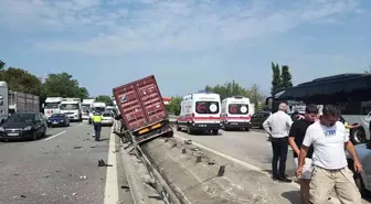 Sakarya Otoyolu'nda Tır Kazası: Bariyerler Yola Savruldu