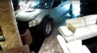 Manisa'da Kamyonet Mobilya Mağazasına Girdi: İki Yaralı