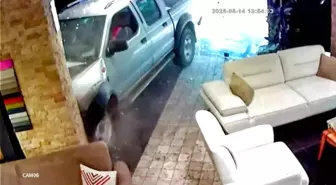 Manisa'da Tansiyonu Düşen Sürücünün Aracı Mobilya Mağazasına Girdi