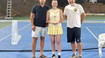 Salihli'de Tenis Turnuvası: Kadınlarda Miray Mecitel, Erkeklerde Mert Doğan Şampiyon Oldu