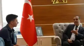 Türk bayrağı hassasiyetiyle yürekleri ısıtan çocuk: 'Her gördüğüm bayrağı düzeltiyordum'