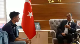 Türk bayrağı hassasiyetiyle yürekleri ısıtan çocuk: 'Her gördüğüm bayrağı düzeltiyordum'