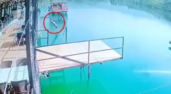 Uyarı tabelasına aldırmadan suya atladı hayatını kaybetti