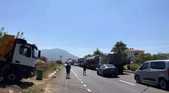 Antalya'da Kamyon Direğe Çarptı, Yol Ulaşıma Kapandı