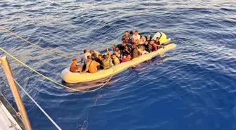 İzmir'de Düzensiz Göçmenleri Taşıyan Bot Batma Tehlikesi Geçirdi