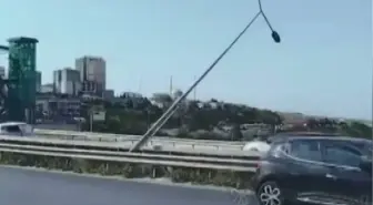 Büyükçekmece'de Şiddetli Rüzgar Yolcu Aydınlatma Direğini Devrildi