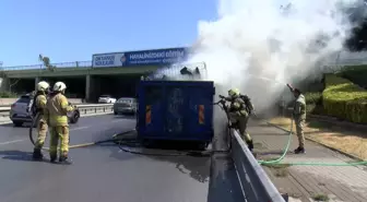 Kadıköy'de Hurda Yüklü Kamyonette Yangın Çıktı
