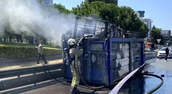 Kadıköy'de Hurda Yüklü Kamyonda Yangın Çıktı