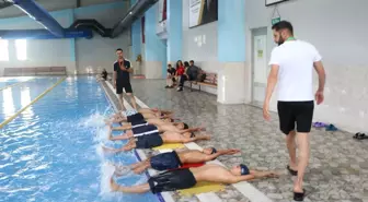Kirlilikte Yüzen Çocuklar Yüzme Havuzuna Davet Edildi