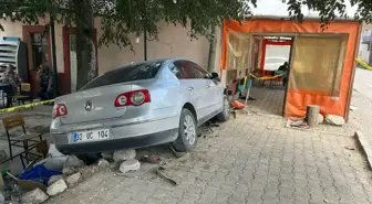 Isparta'da Kahvehaneye Giren Otomobil Faciası: 1 Ölü, 2 Yaralı