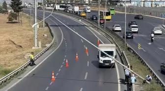 Şiddetli rüzgar aydınlatma direğini devirdi, E-5 trafiğe kapatıldı