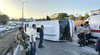 Ümraniye'de Finans Merkezi Çalışanlarını Taşıyan Servis Midibüsü Devrildi