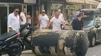 Erdek'te Kuvvetli Rüzgar 4 Tonluk Su Deposunu Caddeye Düşürdü