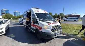 Sivas'ta Kavşak Kazası: 3 Yaralı